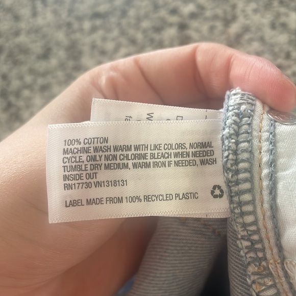 Universal Thread Size 6 Distressed Light Wash Boyfriend Jeans - Picture 6 of 9